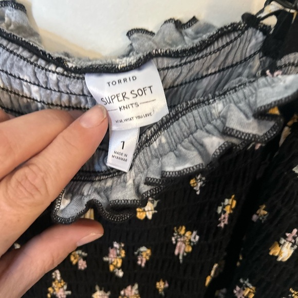 Torrid Size 1 SUPER SOFT BLACK FLORAL SMOCKED
CULOTTE JUMPSUIT ROMPER - Picture 4 of 13